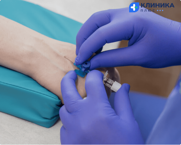 человек делает укол