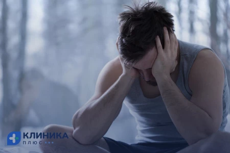 Мужчина держится за голову