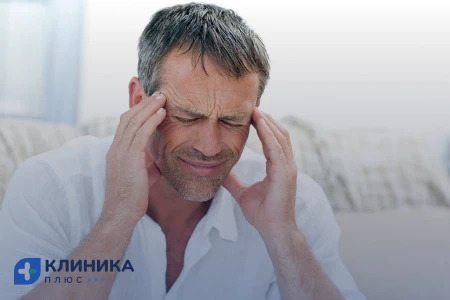 Мужчина держится за голову