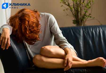 Девушка на диване в наркотической абстиненции