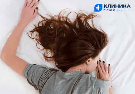 Наркоманка лежит на белой простыне