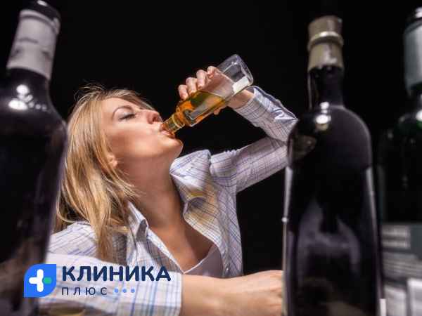 Девушка пьет алкоголь