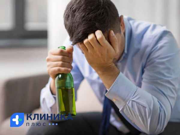 Мужчина держит бутылку
