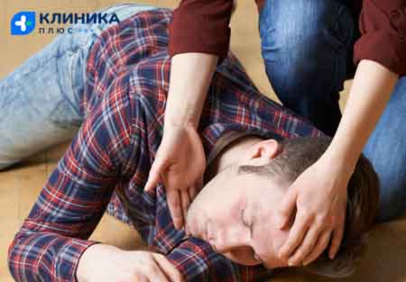 Женщина оказывает первую помощь пьяному мужчине